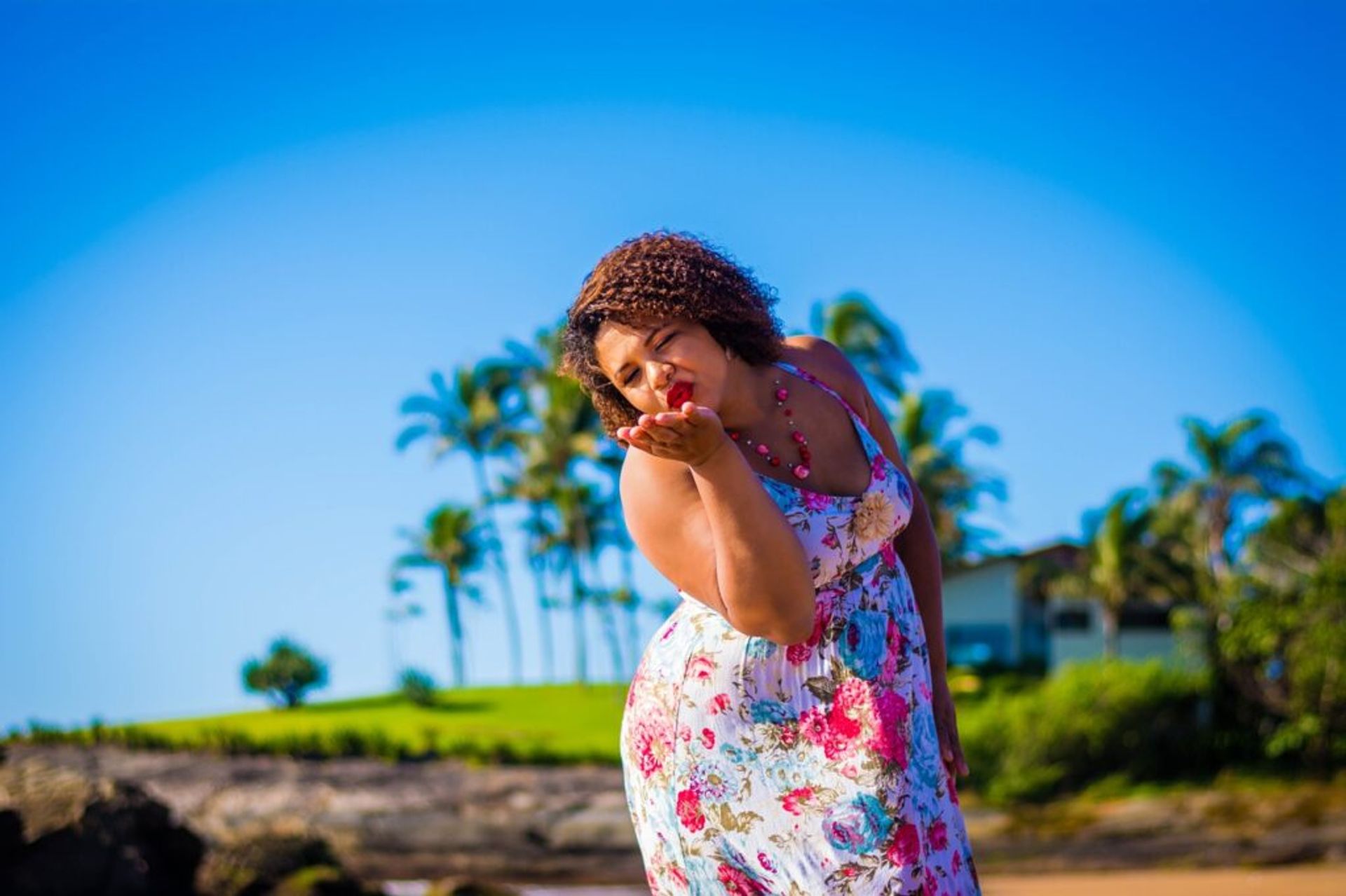 curvy dating-plus size women blow kiss