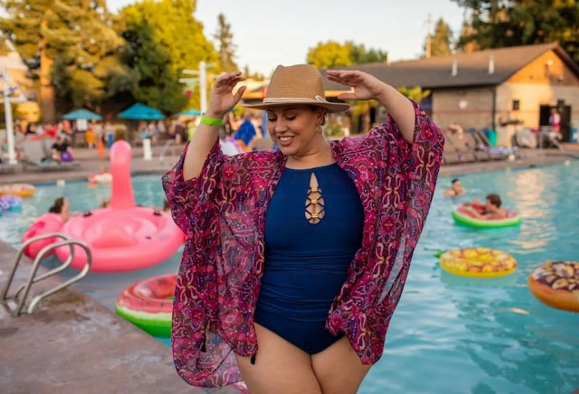 A BBW with skirt and hat