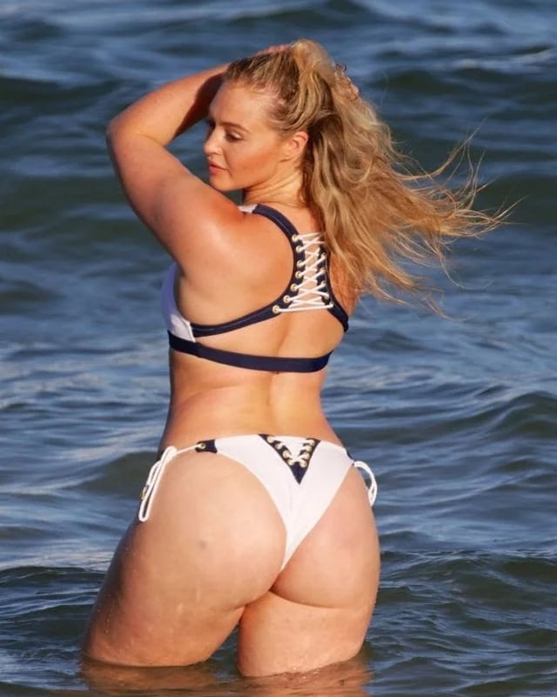 Iskra Lawrence-hot plus size bikini model