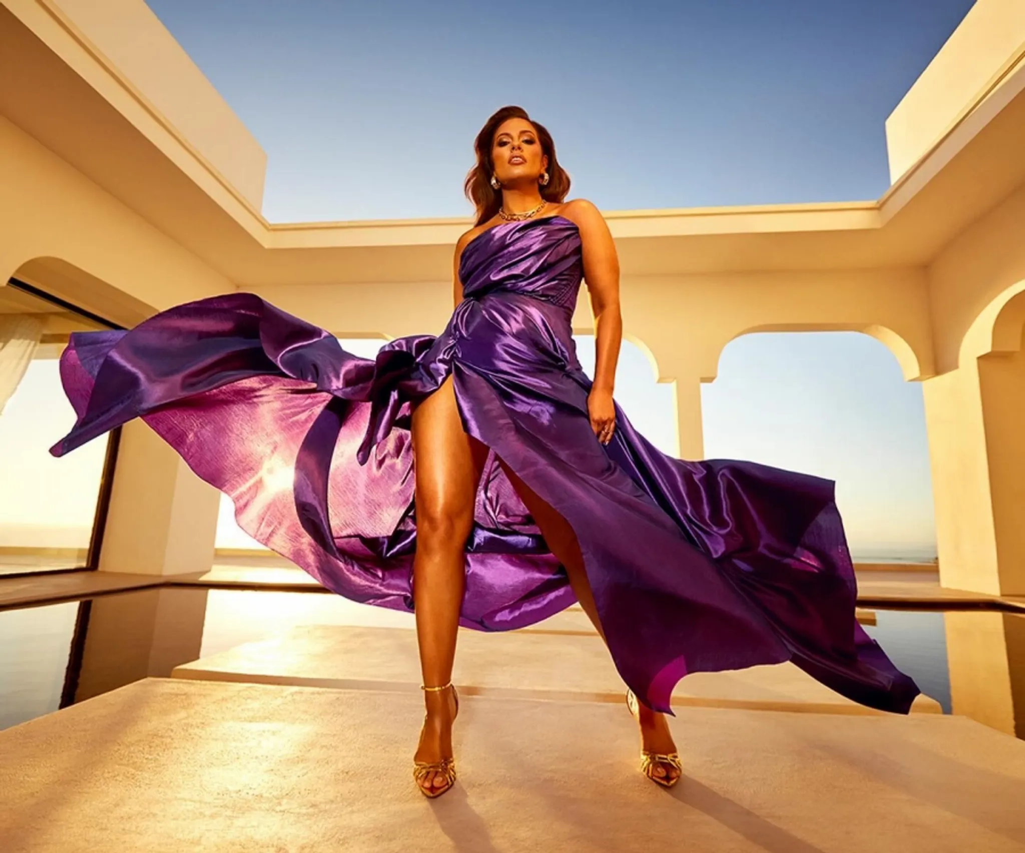 curve and plus size model