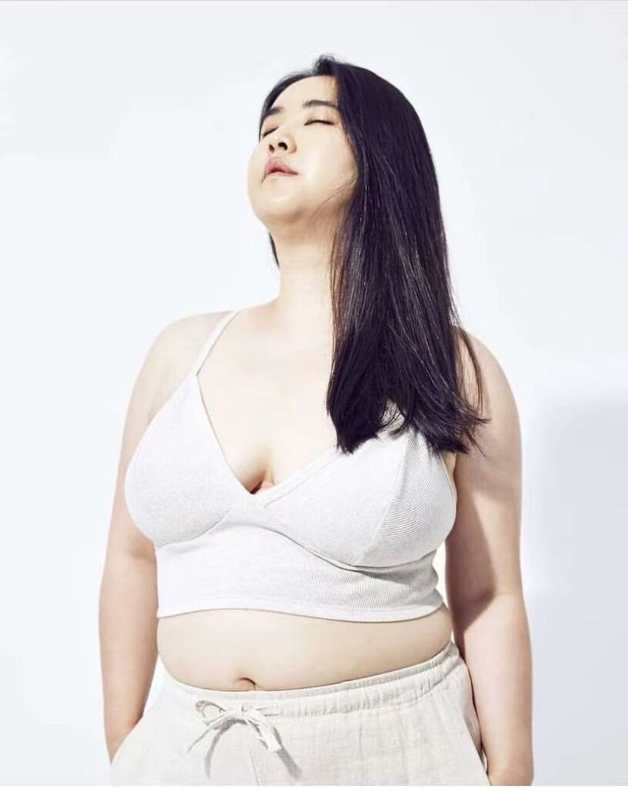 beautiful curvy model kim gee yang