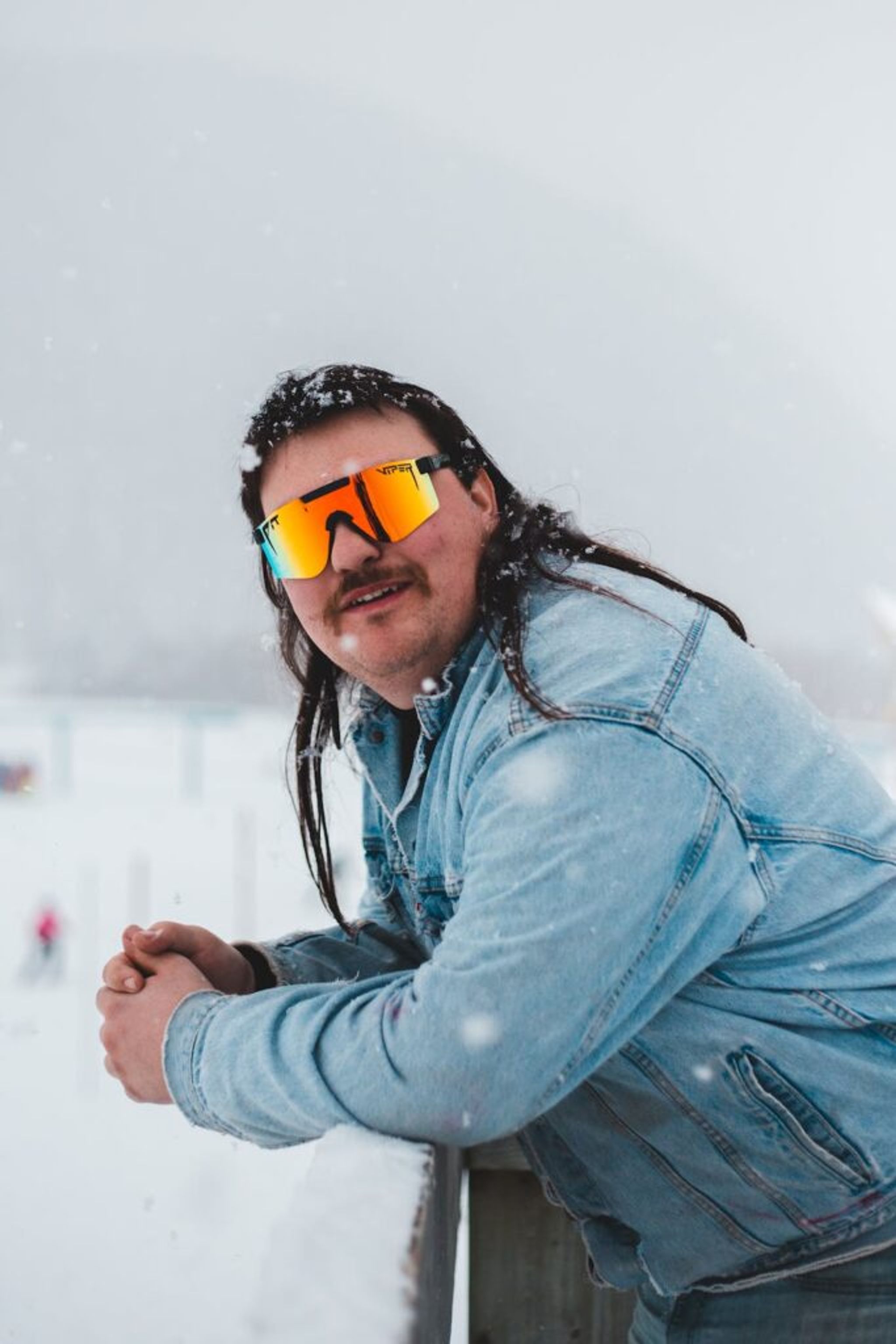 chubby man skiing