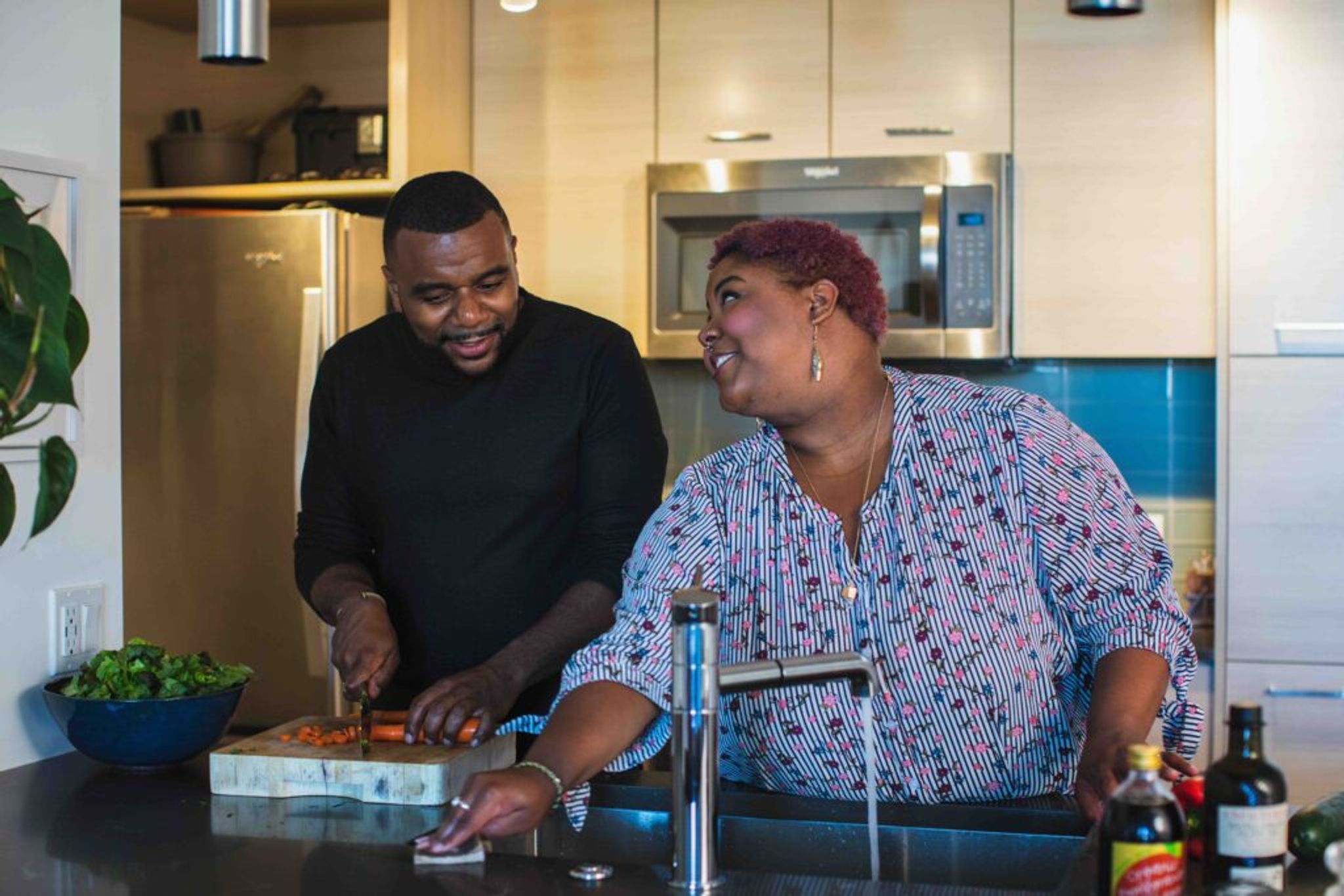 bbw women-man cooking woman smile